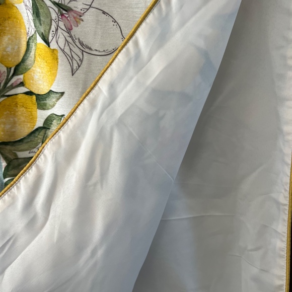 NWOT: Tahari Table Runner 16"x 90 - Picture 3 of 7